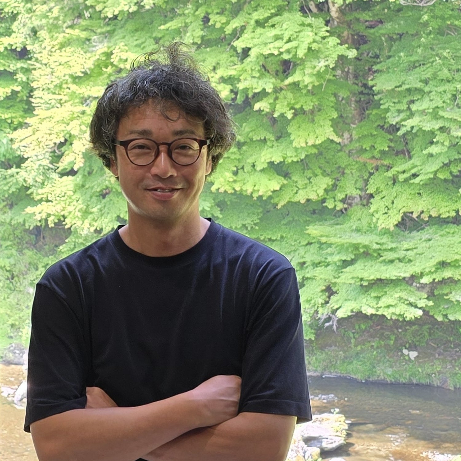 Chairman of Tokuda Meiboku against a Japanese forest background, Tsukushi