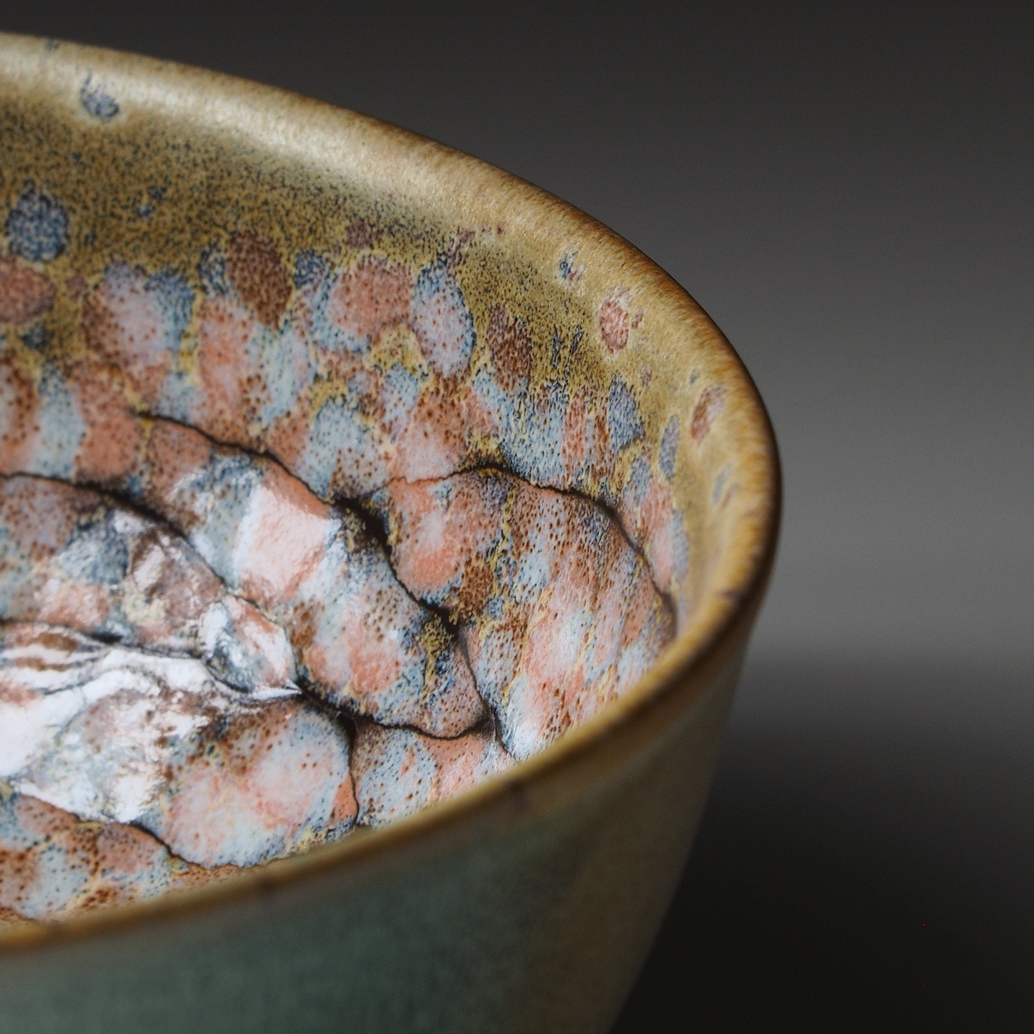 Rim close-up of the Harukaze geen ceramic bowl featuring cherry blossoms motif.