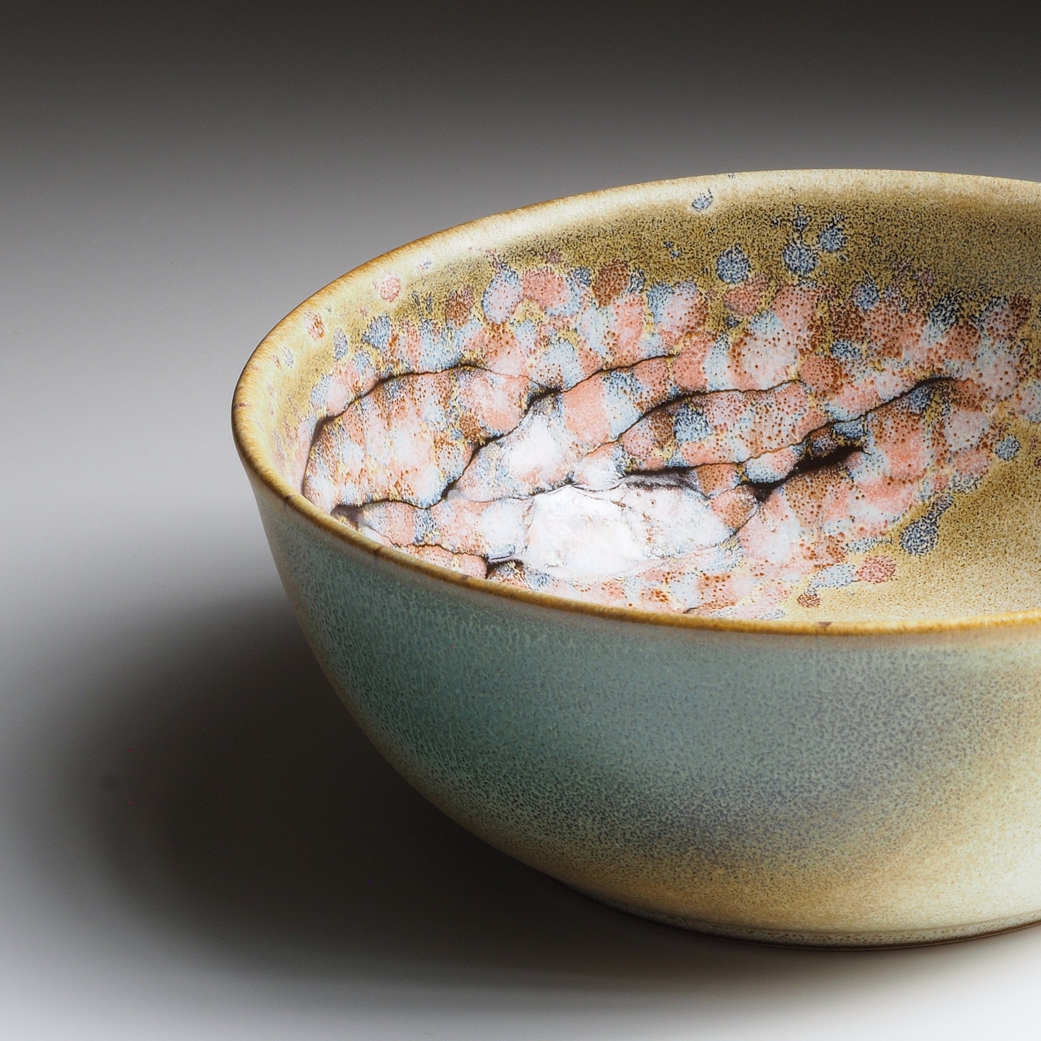 Harukaze Japanese green salad bowl by K.Kojima. Detail view on gradient background.