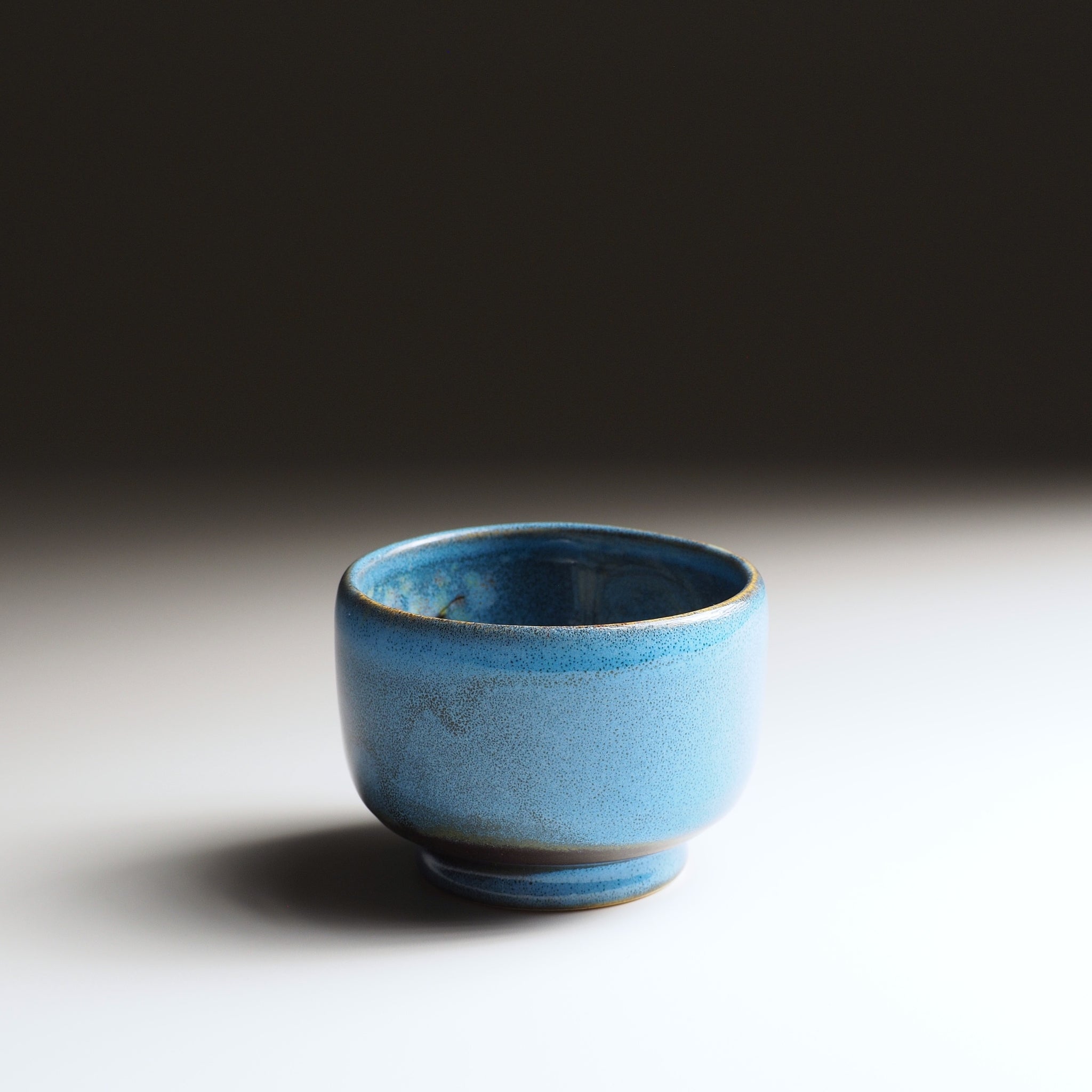 Side view of the Maru Komorebi Yunomi blue teacup by Kazuhiro Kojima.