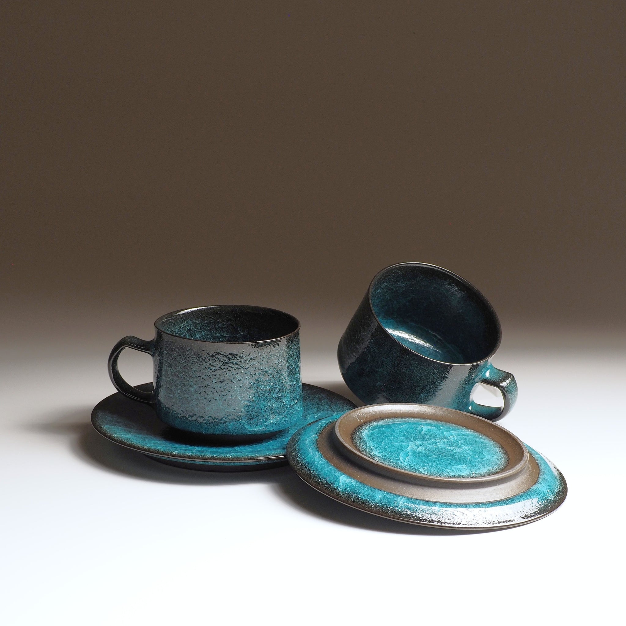 Japanese pottery coffee cup set with kannyū crackle glaze, emerald green and deep obsidian, handcrafted by Taichi Kawai at Usurai Pottery, Kyoto Japan